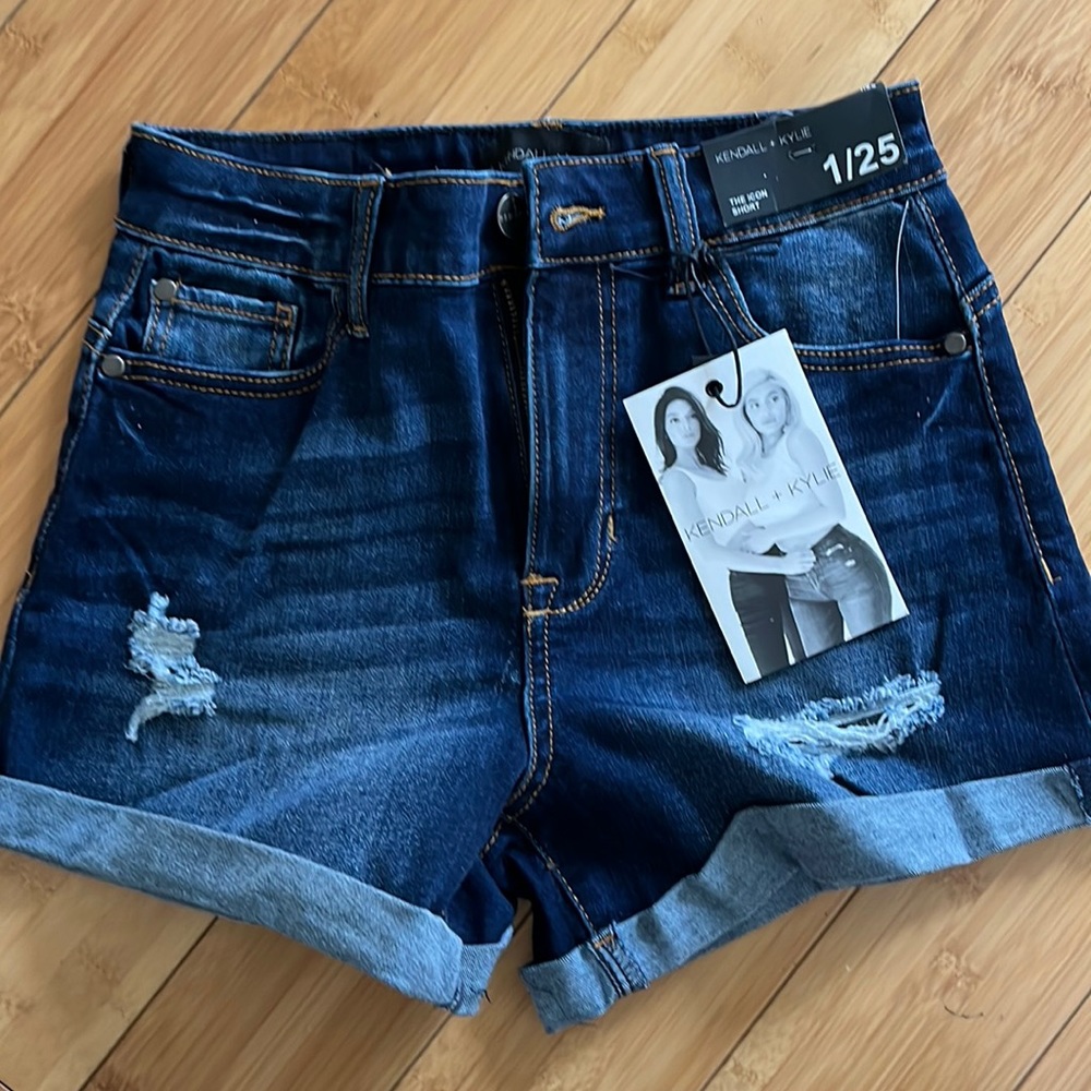 𝅺KENDALL + Kylie The Icon Shorts